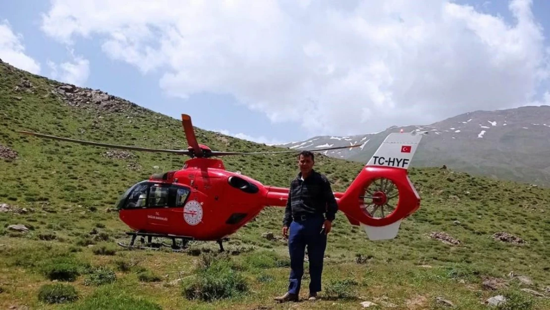 Bahçesaray kırsalında ayağı kırılan çoban ambulans helikopterle hastaneye kaldırıldı