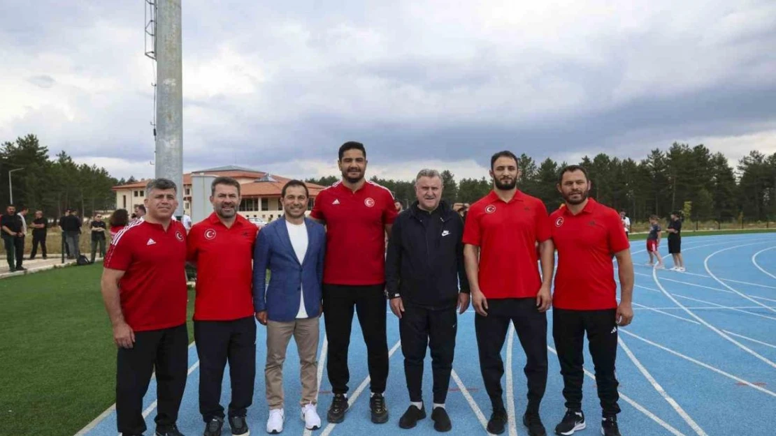 Bakan Bak olimpiyatlara hazırlanan sporcuları ziyaret etti