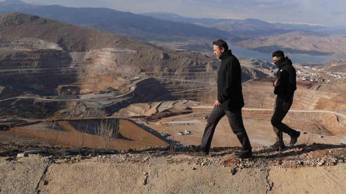 Bakan Bayraktar, maden sahasını toprak altında kalan madencilerin yakınlarıyla inceledi