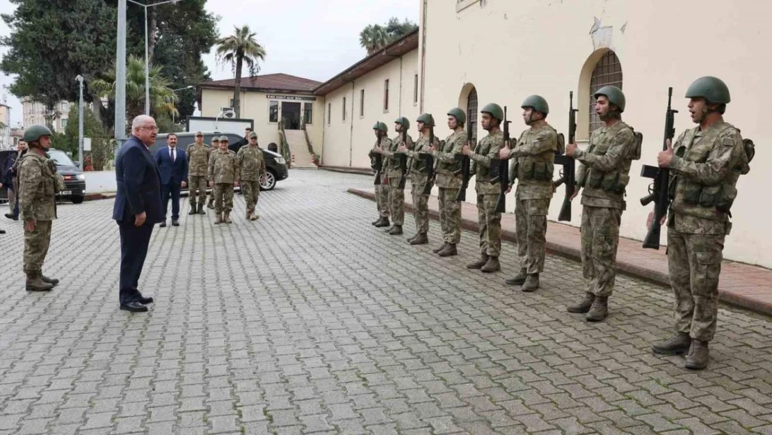 Bakan Güler, 2'nci Hudut Alay Komutanlığı'nda incelemelerde bulundu