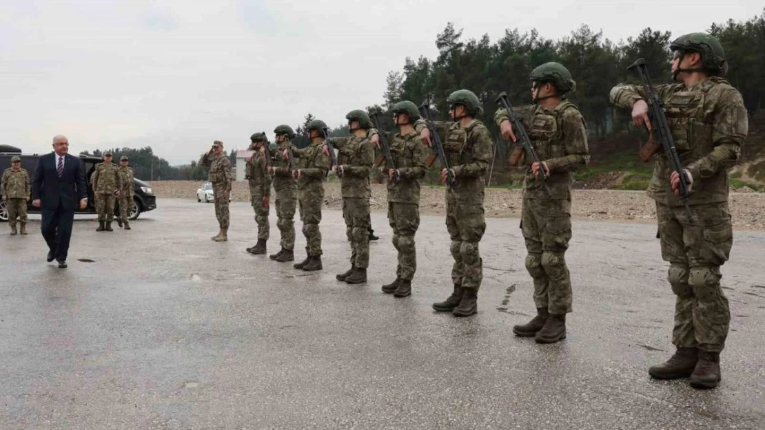 Bakan Güler, 8'inci Komando Tugay Komutanlığında denetlemelerde bulundu