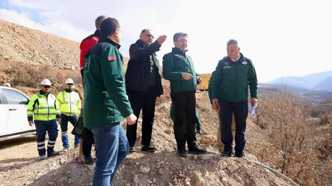 Bakan Özhaseki: '9 noktadan numune alınıyor, şu ana kadar herhangi bir zehirli atığa rastlanmadı'