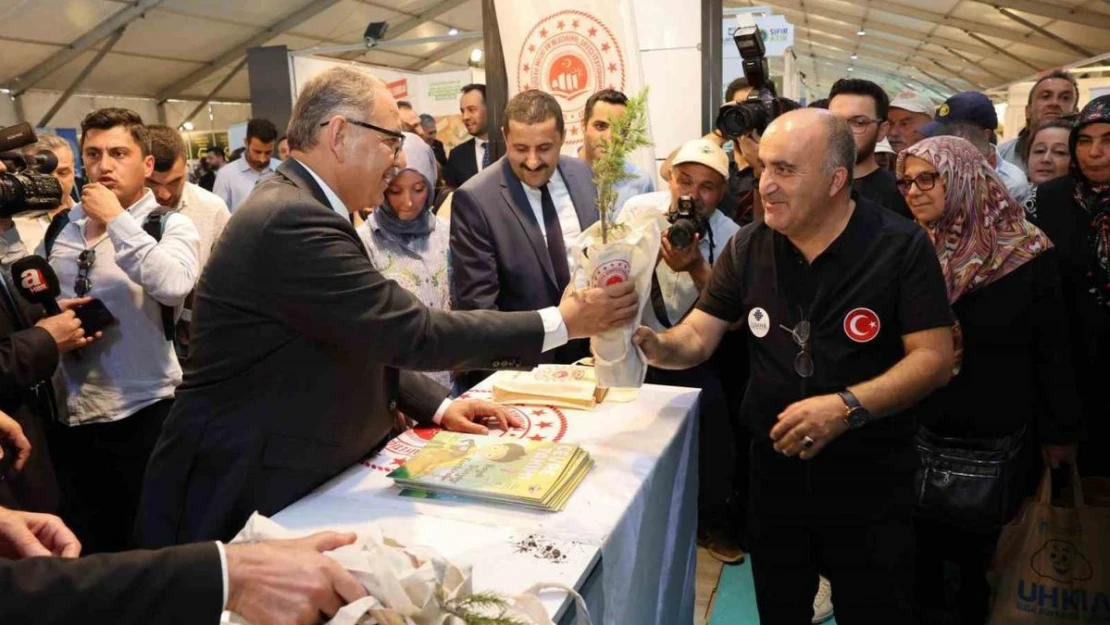 Bakan Özhaseki ÇEVREFEST'in 2'nci gününde stantları ziyaret etti