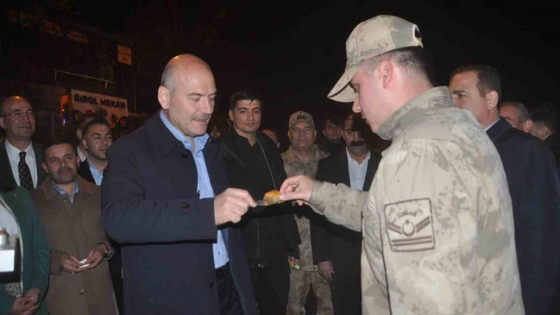 Bakan Soylu, Yeni Köprü'de asker ve vatandaşlara baklava ikram etti