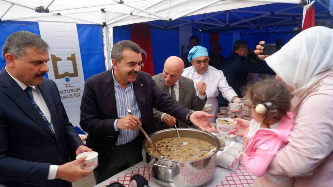 Bakan Tekin, Erzurum'da aşure dağıttı