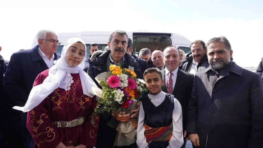 Bakan Tekin Erzurum'da