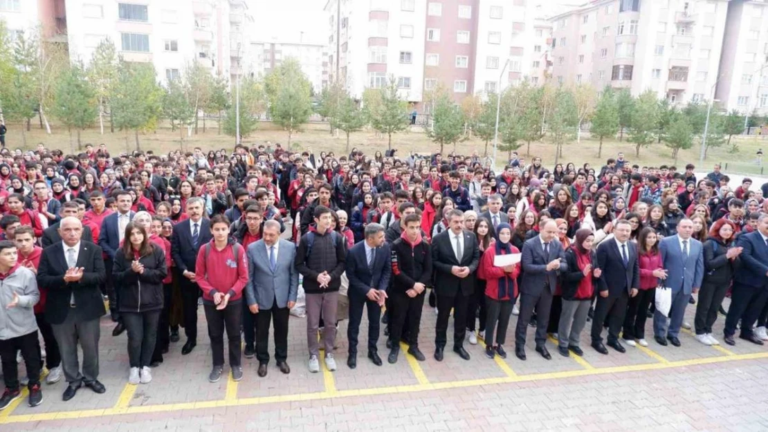 Bakan Tekin, öğrencilerle birlikte şehit Filistinli çocuklar için saygı duruşunda bulundu