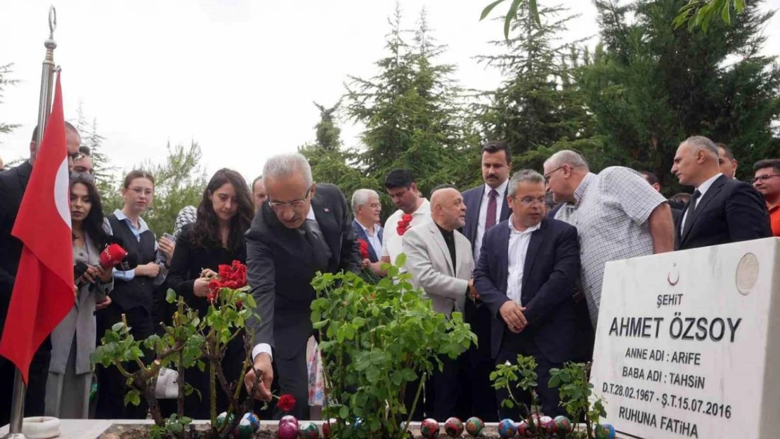 Bakan Uraloğlu, 15 Temmuz şehidi Ahmet Özsoy'u kabri başında andı