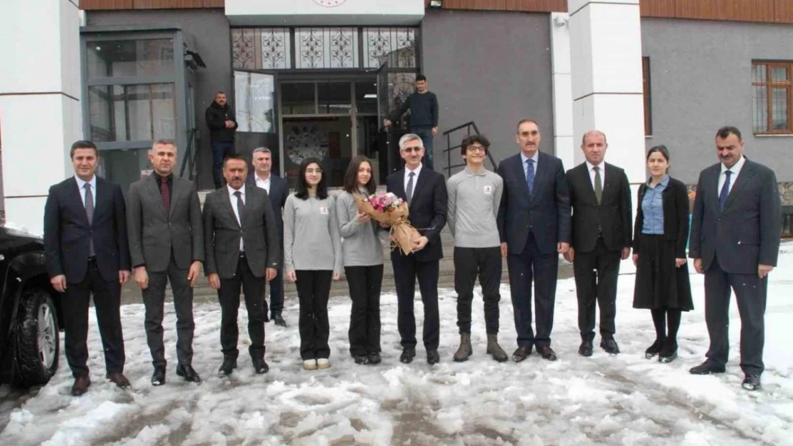 Bakan Yardımcısı Yılmaz projeleri uzayda test edilecek Muşlu öğrencilerle bir araya geldi