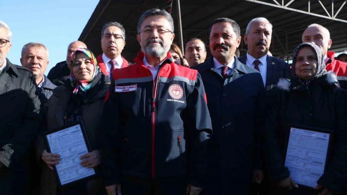 Bakan Yumaklı, depremde hayvanlarını kaybeden üreticilere büyükbaş hayvan dağıtımına katıldı