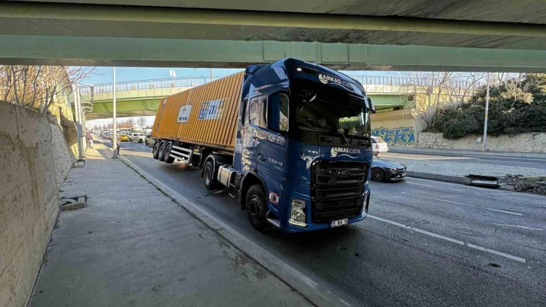 Bakırköy'de tırın dorsesi üst geçide takıldı: 3 araç kaza yaptı