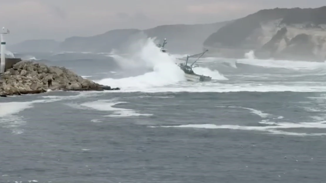Balıkçı teknesinin dev dalgalarla mücadelesi, yürekleri ağza getiren anlar