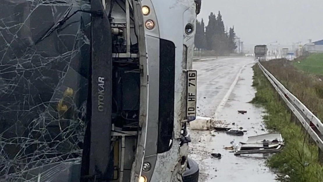 Balıkesir'de servis minibüsü devrildi