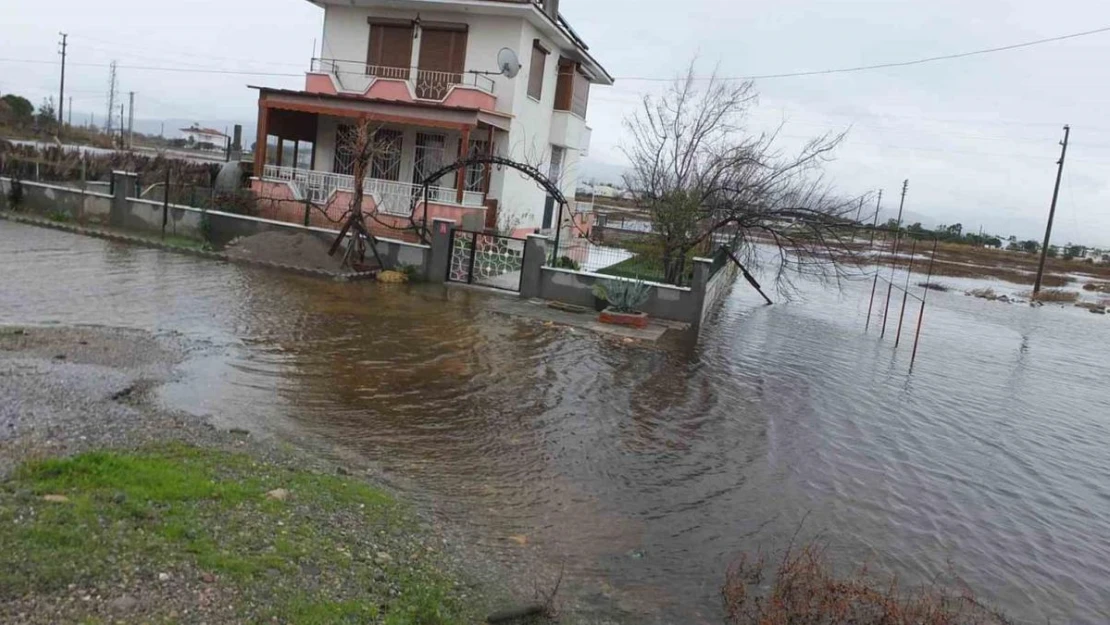 Balıkesir'de yazlıkları su bastı