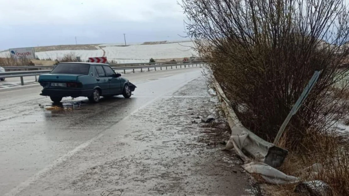 Bariyerlere çarpan otomobilde 2 kişi hafif şekilde yaralandı