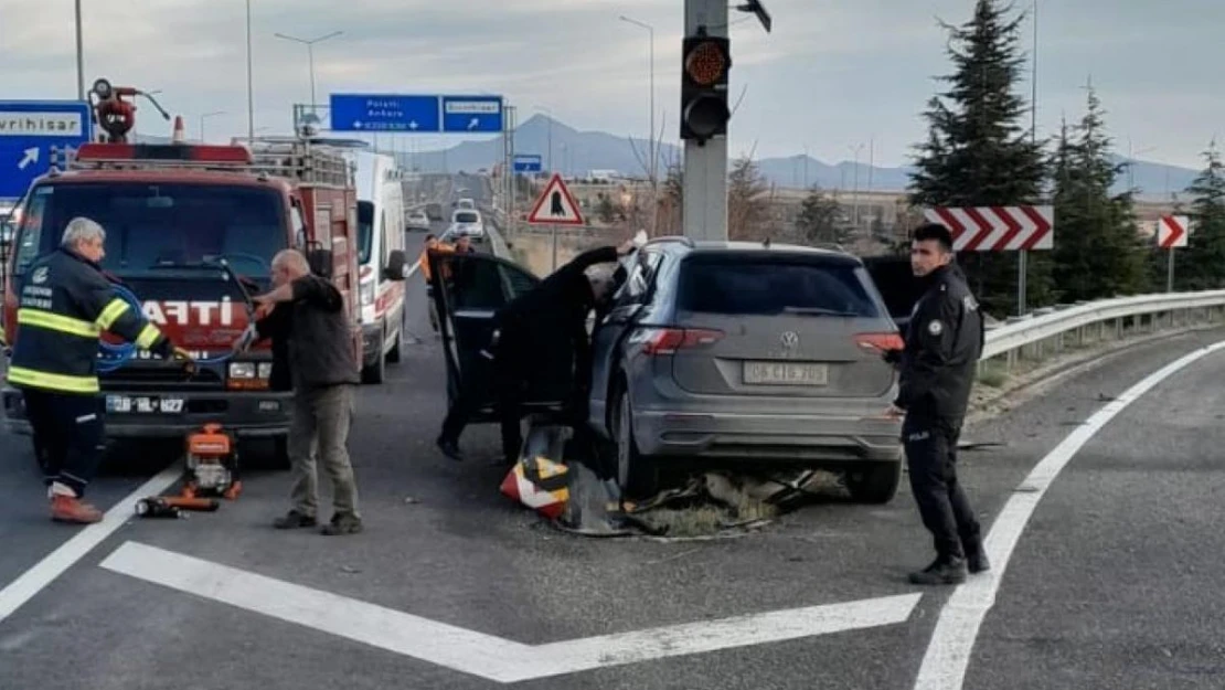 Bariyerlere saplanan otomobilin sürücüsü hayatını kaybetti