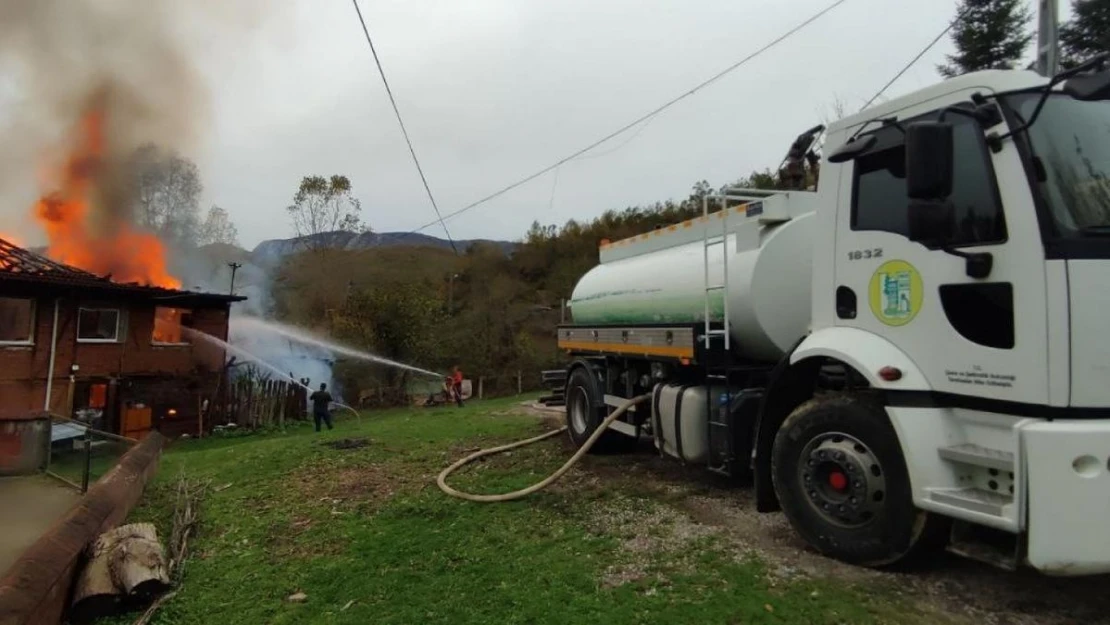 Bartın'da çıkan yangında 2 ev kül oldu