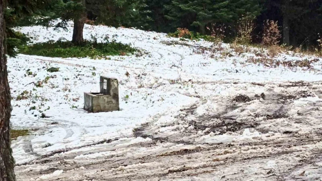 Bartın'da sahilde fırtına, yüksek kesimlerde kar etkili oldu