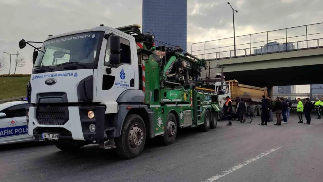 Basın Ekspres Yolu'nda zincirleme kaza: Hafriyatlar yola saçıldı