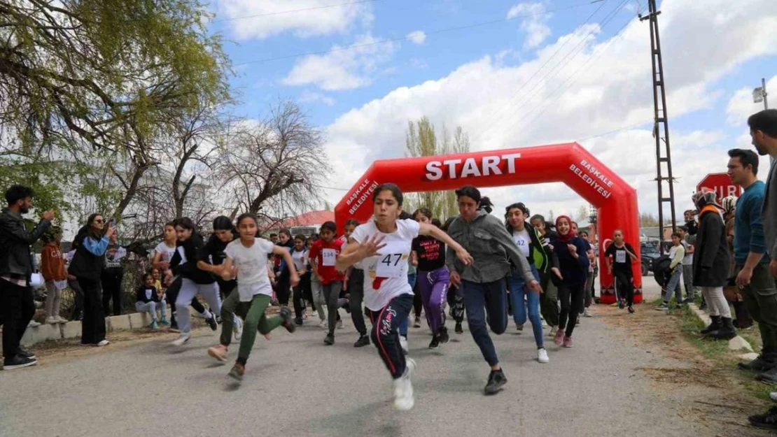 Başkale'de 'Okullar Arası Kros Yarışması' yapıldı