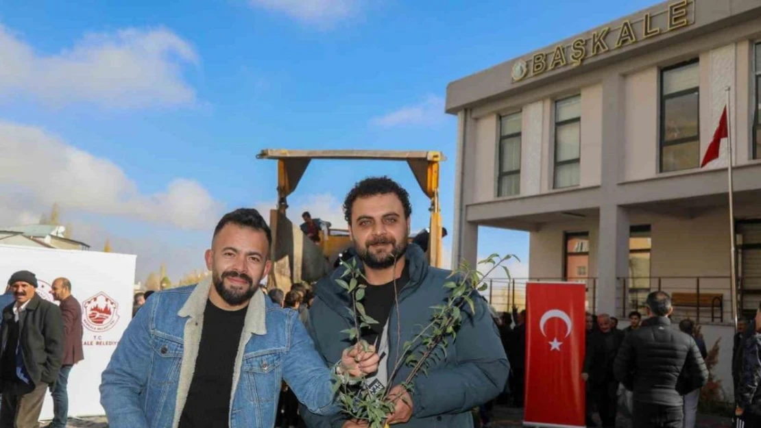 Başkale'de 10 bin badem ve ceviz fidanı dağıtıldı