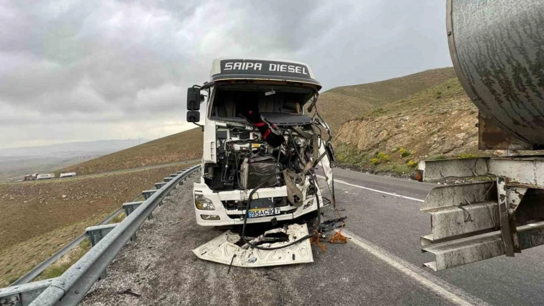 Başkale'de 2 tır kafa kafaya çarpıştı: 2 yaralı