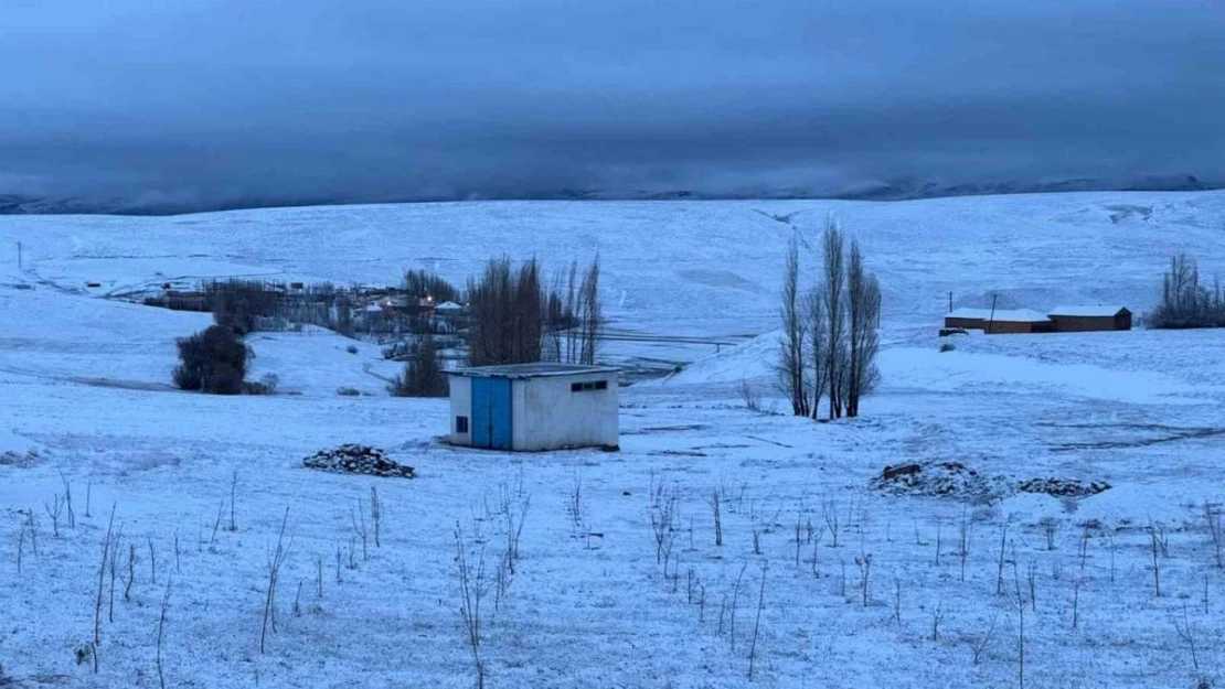 Başkale'de bayram günü kar sürprizi