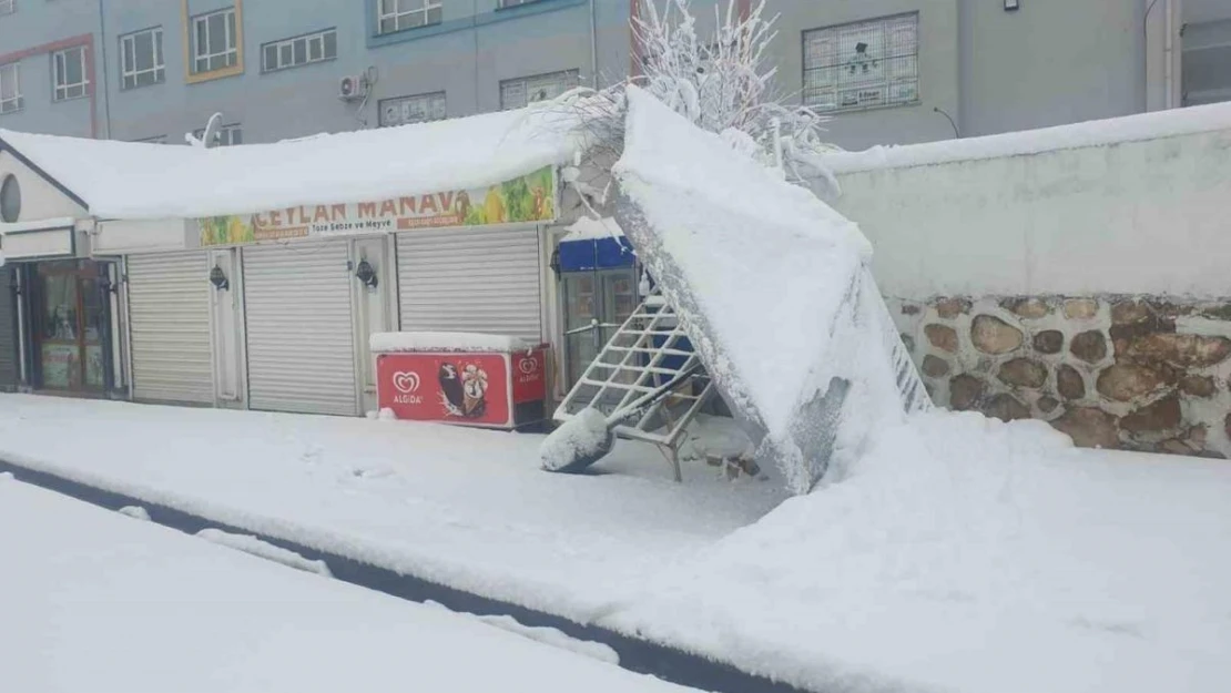 Başkale'de eğitime ara verildi, 132 yerleşim yerinin yolu ulaşıma kapandı