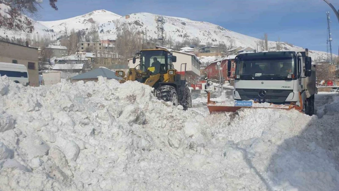 Başkale'de kamyonlarla kar taşınıyor