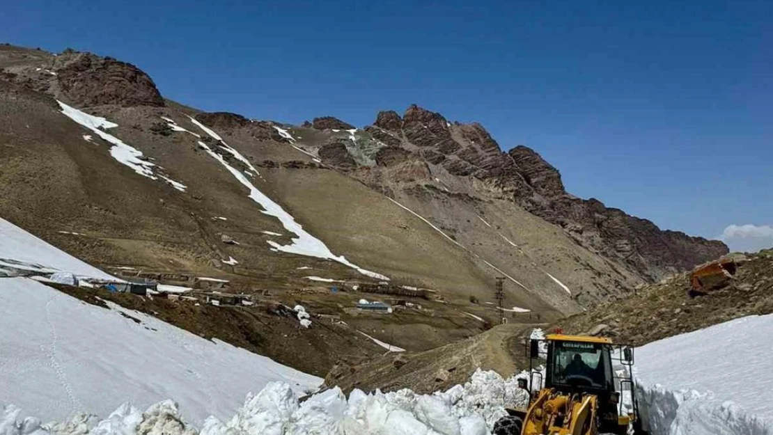 Başkale'de kar nedeniyle 5 aydır kapalı olan yol ulaşıma açıldı