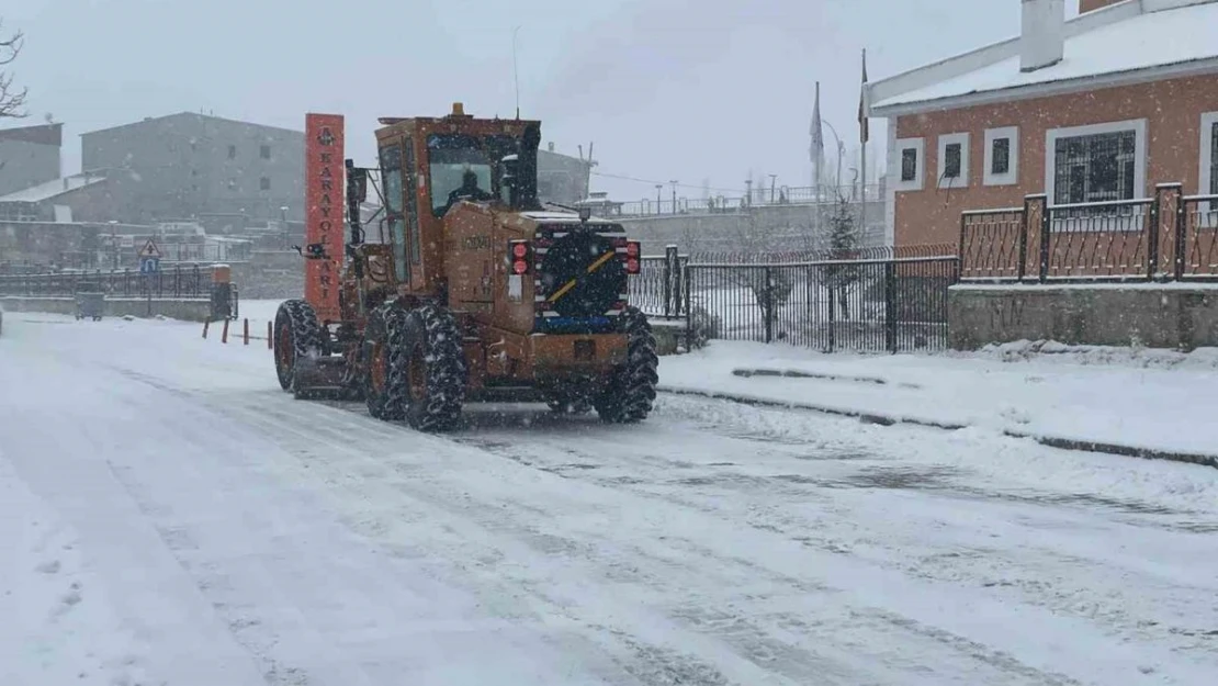 Başkale'de kar yağışı: 48 yerleşim yerinin yolu kapandı