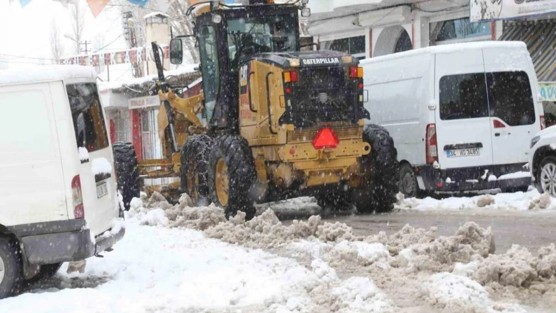 Başkale'de kış geri döndü: 21 yerleşim yerinin yolu ulaşıma kapandı