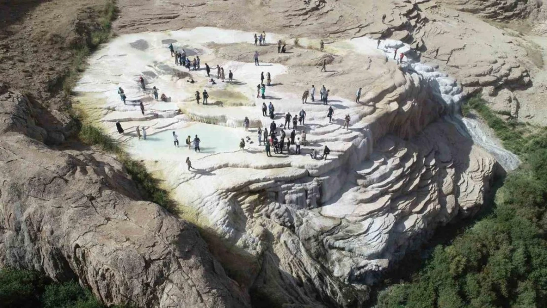 Başkale'nin yeni öğretmenleri travertenlere hayran kaldı