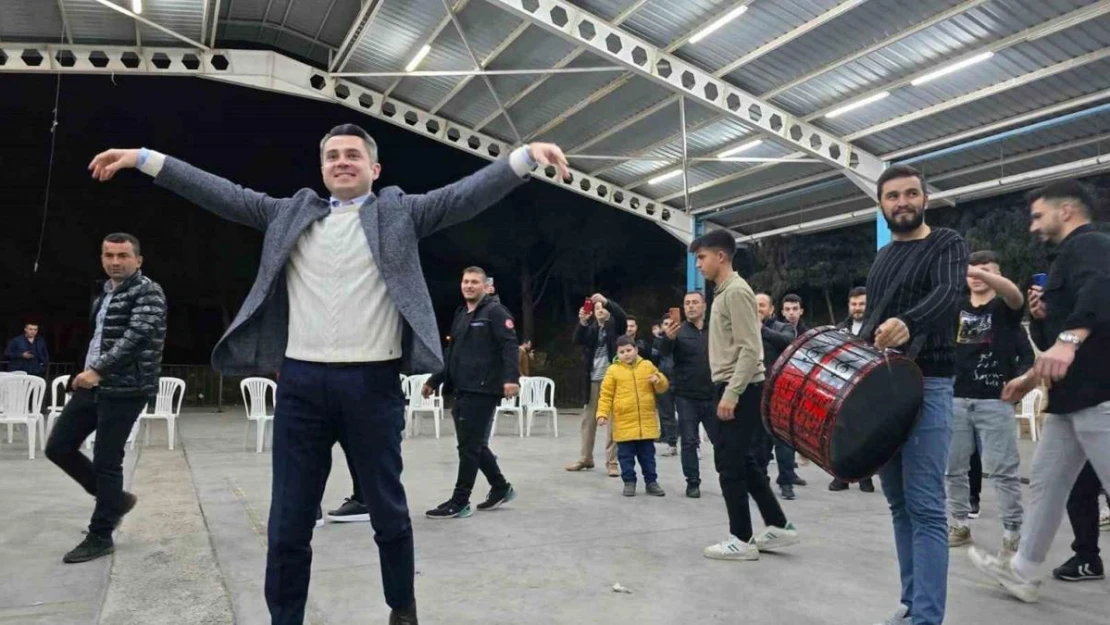 Başkan Adayı Başer, askere gidecek gençle zeybek oynadı