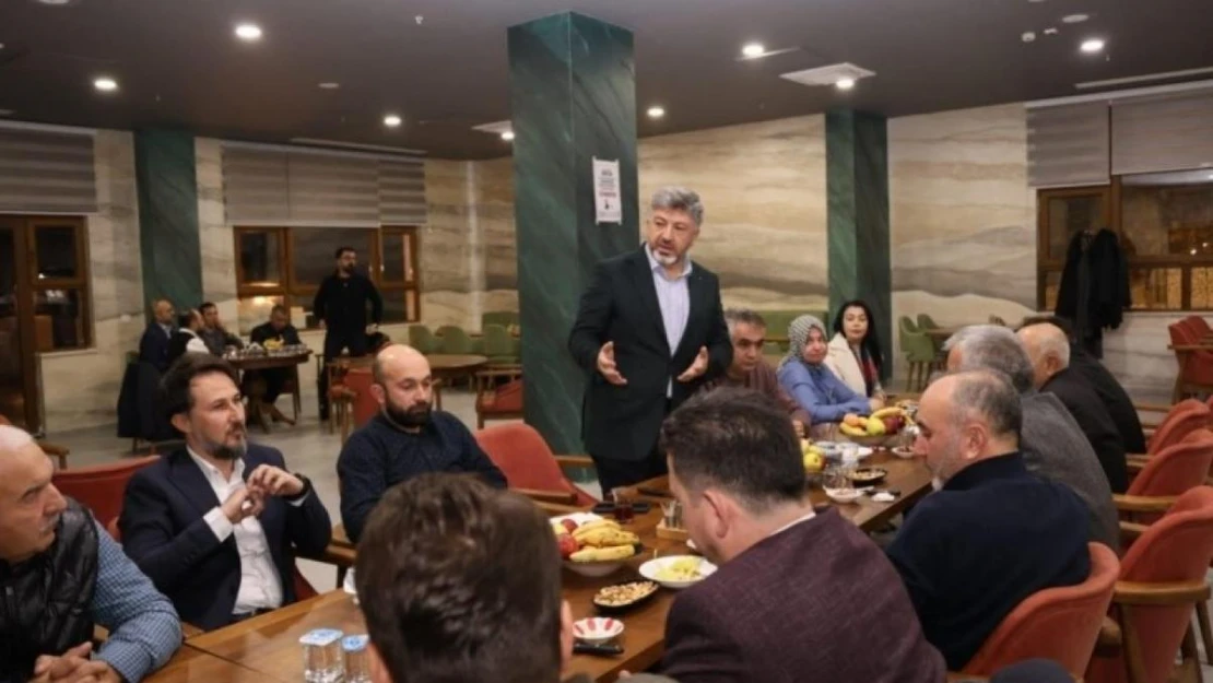 Başkan Akçadurak, belediye meclis üyelerine plaket verdi