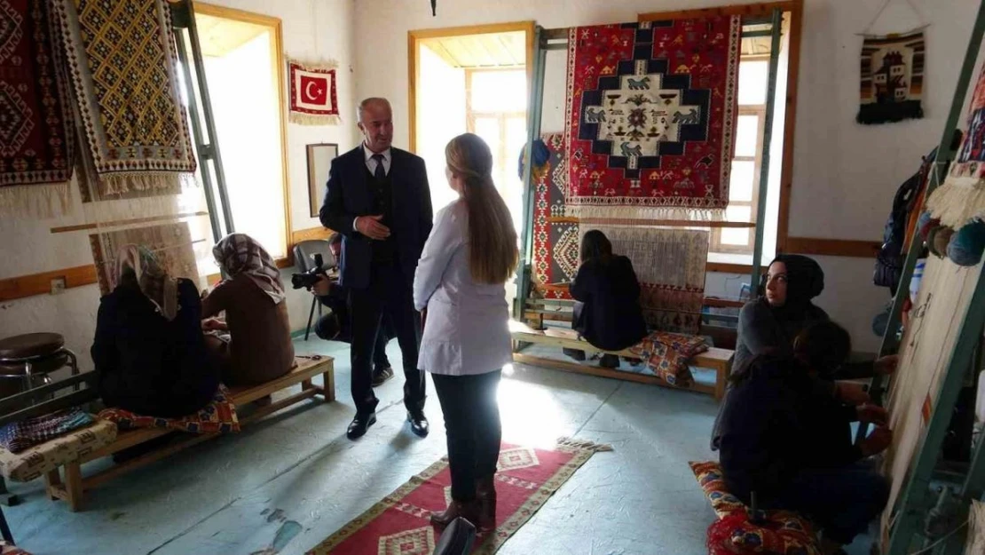 Başkan Akman'dan kilim ve halı dokuma kursuna ziyaret