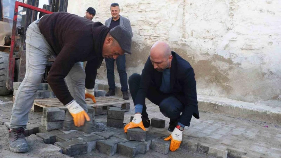 Başkan Arıkan eldivenleri giydi, kolları sıvadı parke taşı döşedi