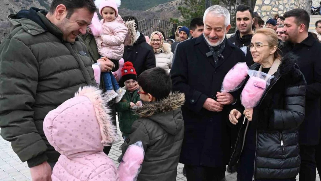 Başkan Başdeğirmen'den, çocuklara pamuk şeker