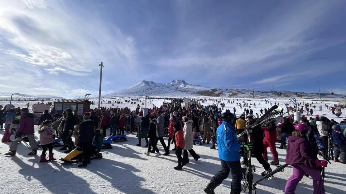 Başkan Büyükkılıç, Erciyes'te turistlerle buluştu