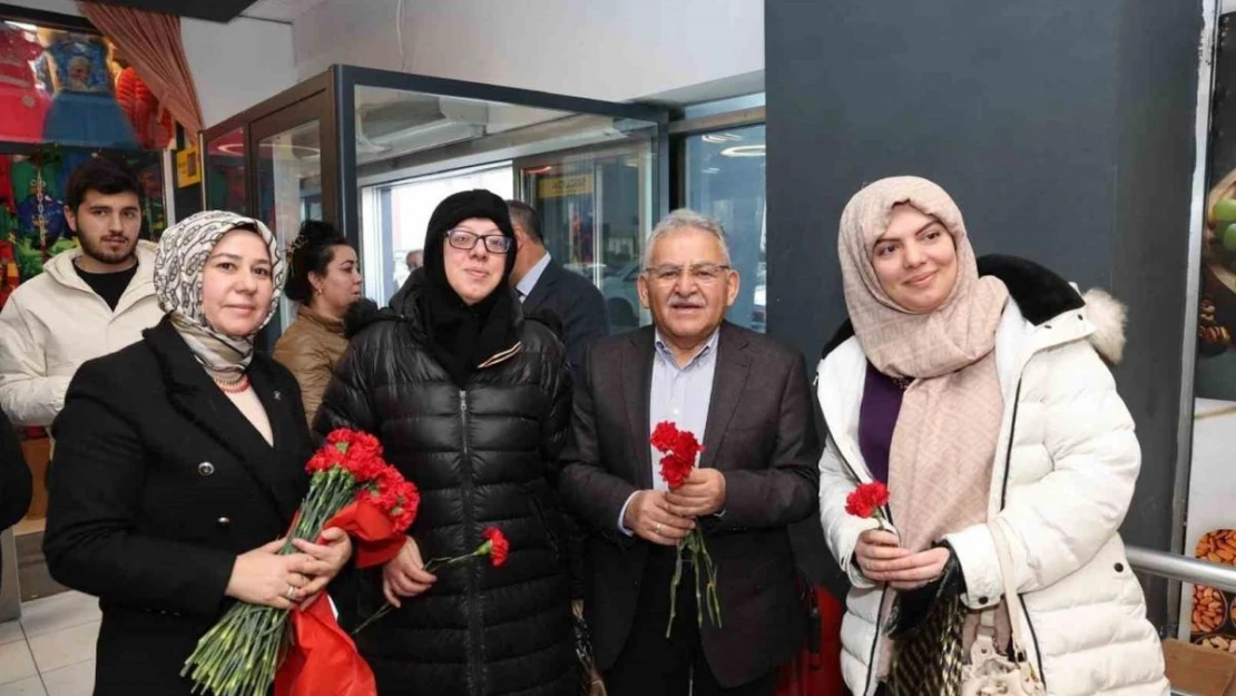 Başkan Büyükkılıç, Köşk Sosyete esnafıyla kucaklaşarak, karanfil dağıttı