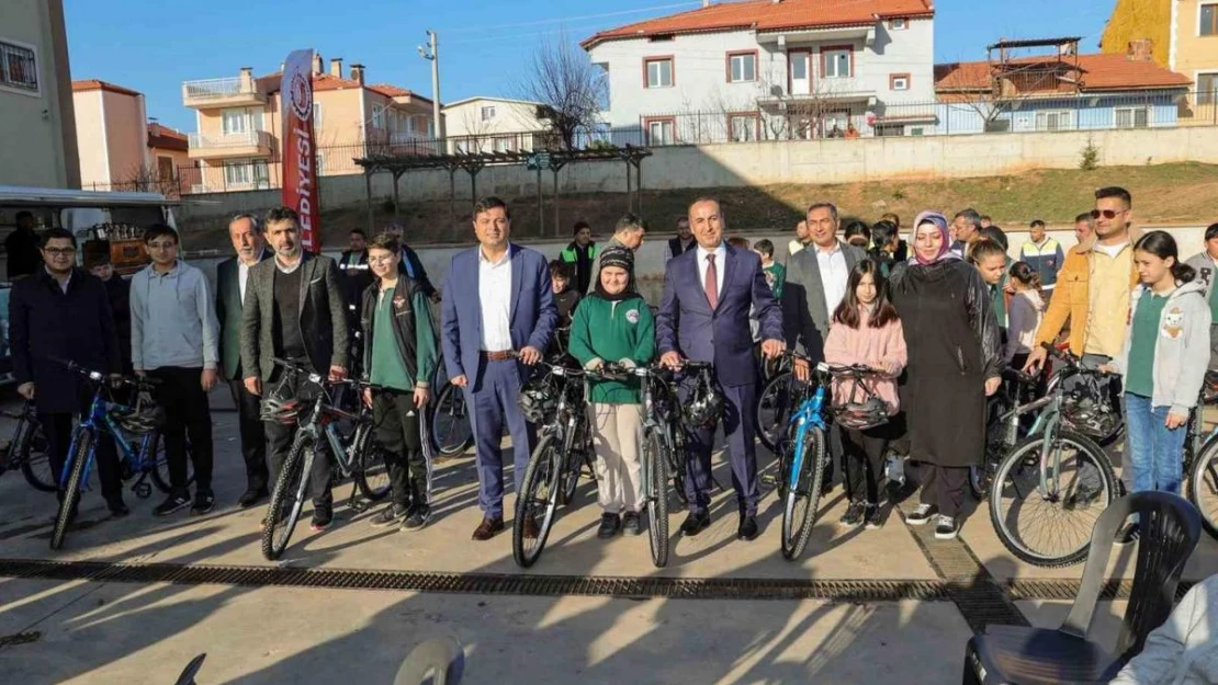 Başkan Çakın'dan öğrencilere anlamlı hediye