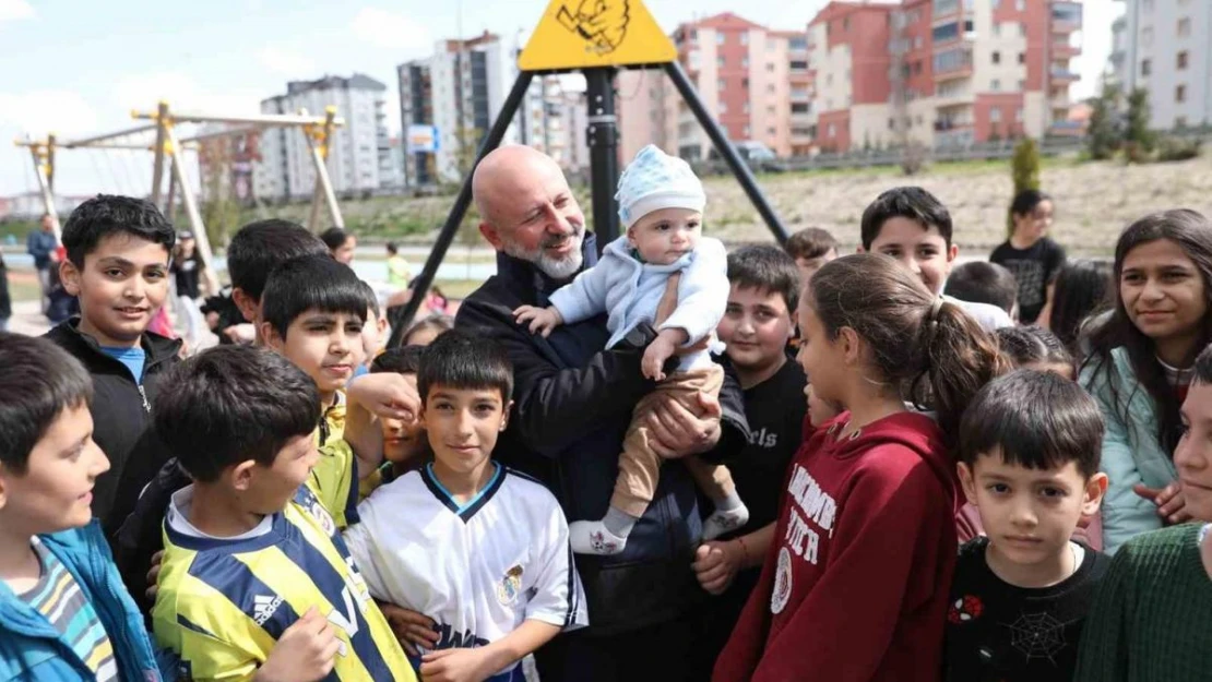 Başkan Çolakbayrakdar: 'Çocuklar için bütün parklarda toprak alan yapıyoruz'