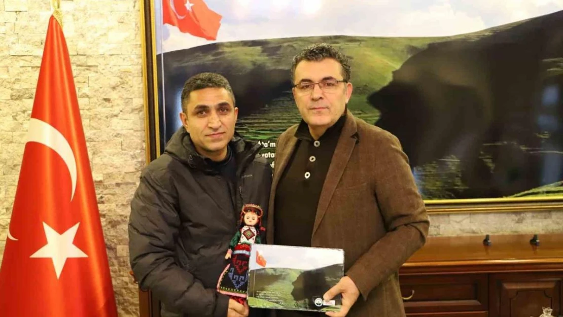 Başkan Demir, ödül alan gazetecilerle bir araya geldi
