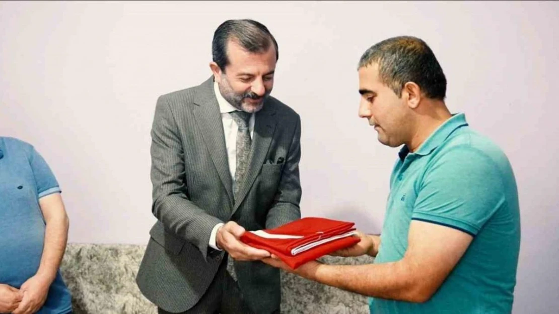 Başkan Işık'tan Akyol ailesine bayrak hediyesi