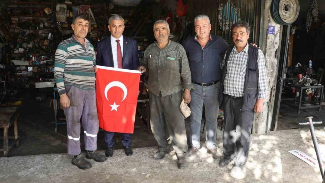 Başkan Kaplan, minibüsçü ve sanayi esnafına bayrak dağıttı