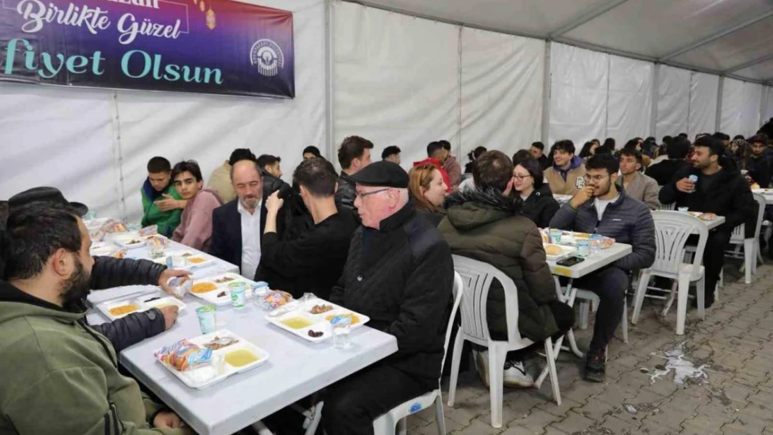 Başkan Kurt ilk iftarını Büyükdere Mahallesi'ndeki iftar çadırında yaptı