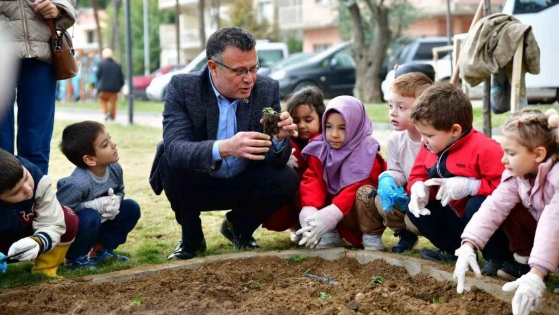 Başkan Öküzcüoğlu öğrencilerle birlikte çiçek dikti