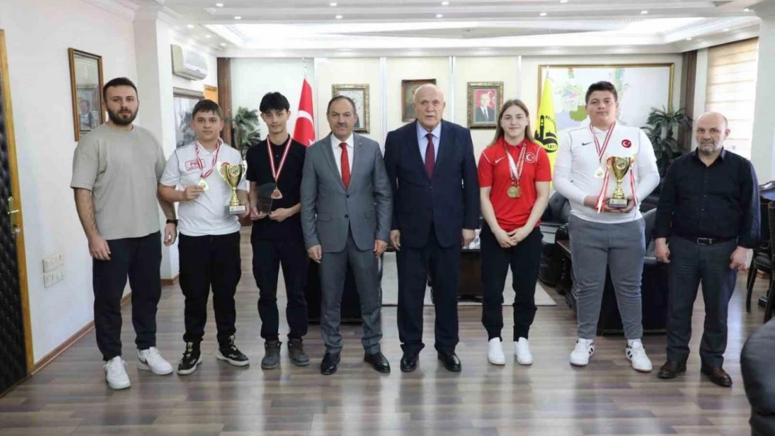 Başkan Pekmezci, başarılı sporcuları makamında kabul etti