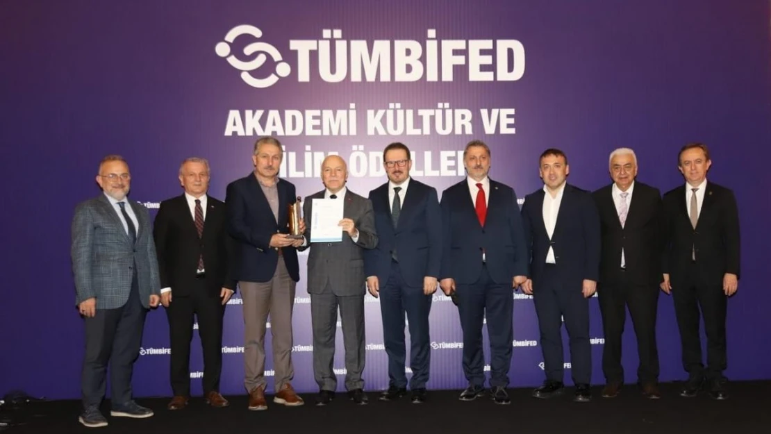 Başkan Sekmen 'Yılın Yöneticisi' ödülünü aldı