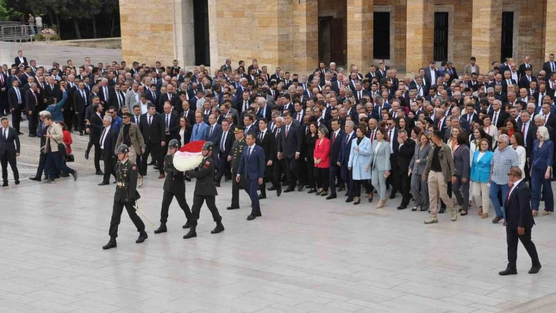 Başkan Tugay ve İzmir'in ilçe belediye başkanları Anıtkabir'i ziyaret etti